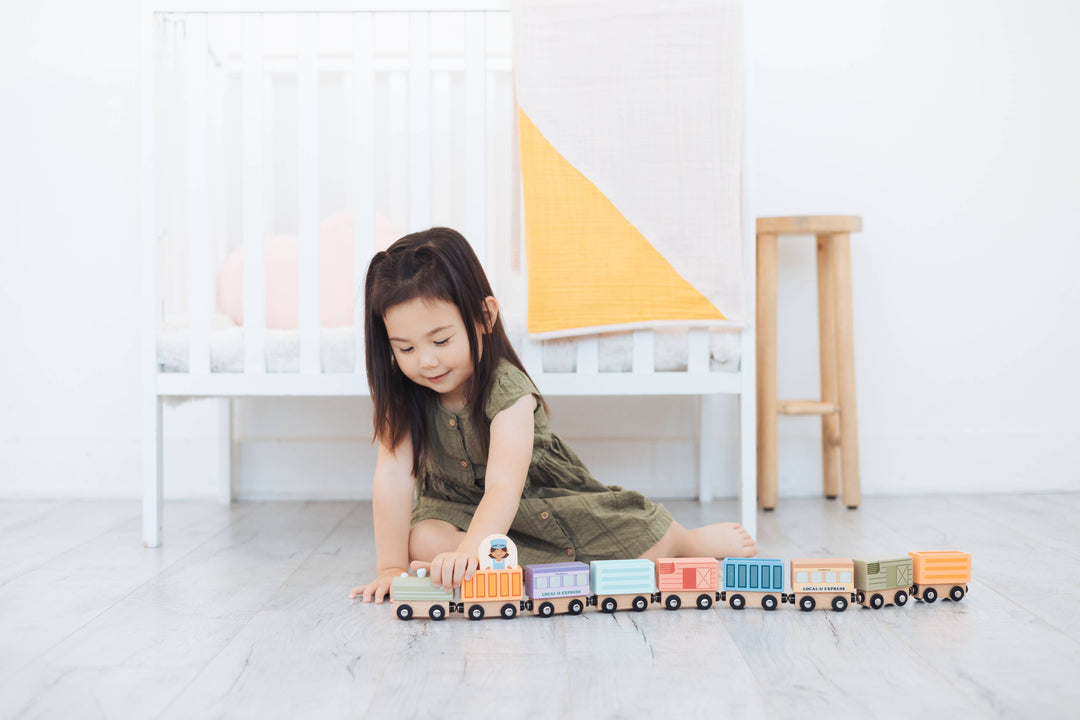 Wooden Train Montessori Play Set, 9-Piece Magnetic Trains