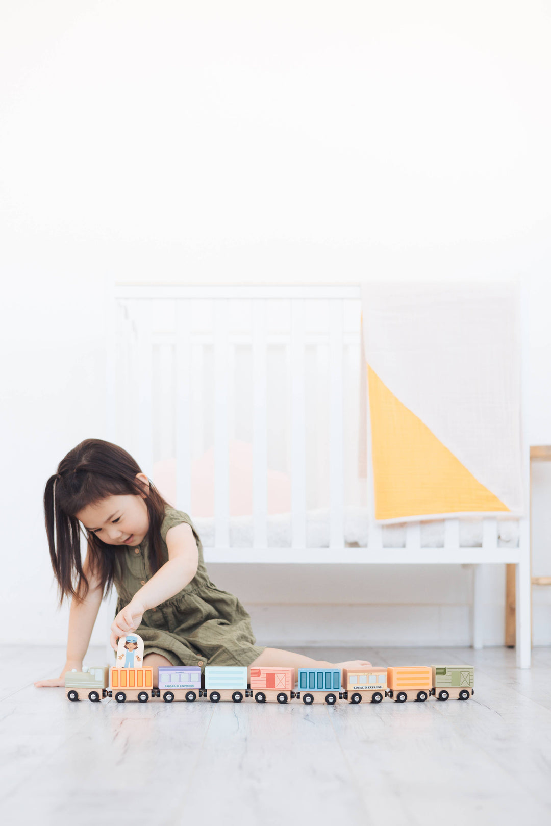 Wooden Train Montessori Play Set, 9-Piece Magnetic Trains