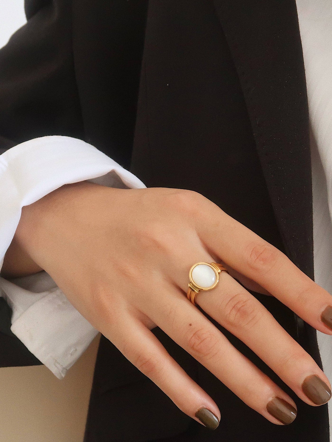 Furano Studio 18k gold mother of pearl oval gold ring - Simple Good